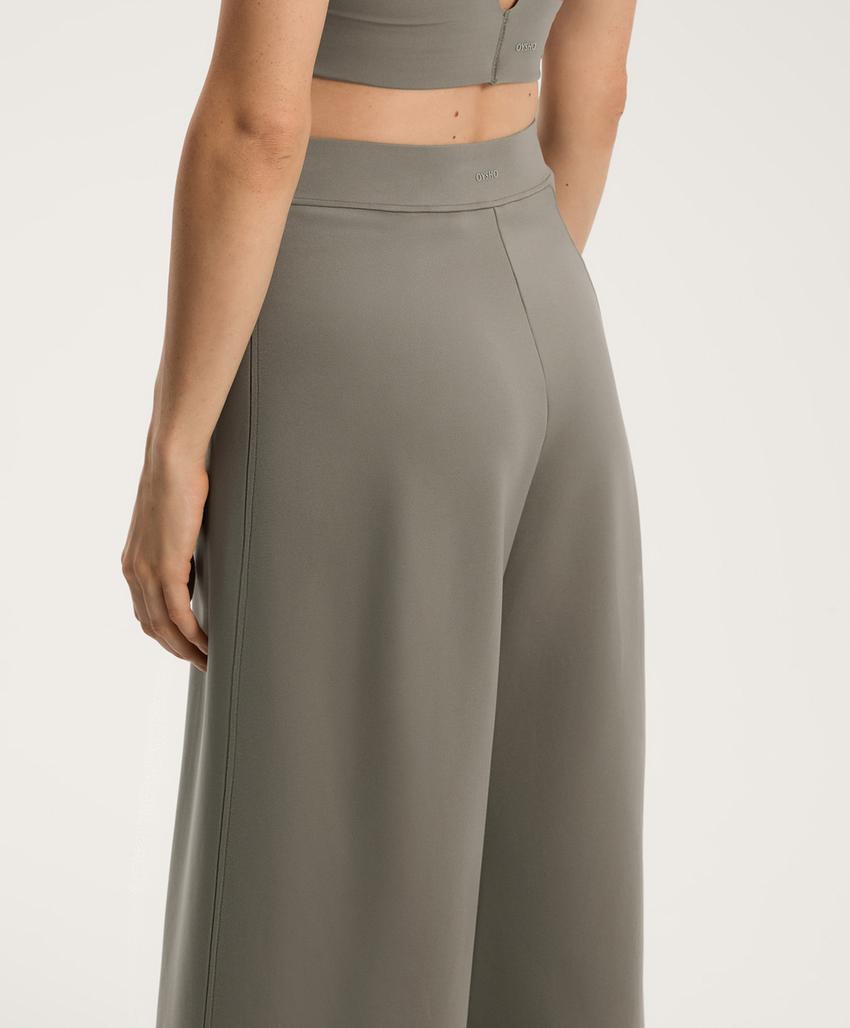 Брюки-баллоны с эффектом неопрена