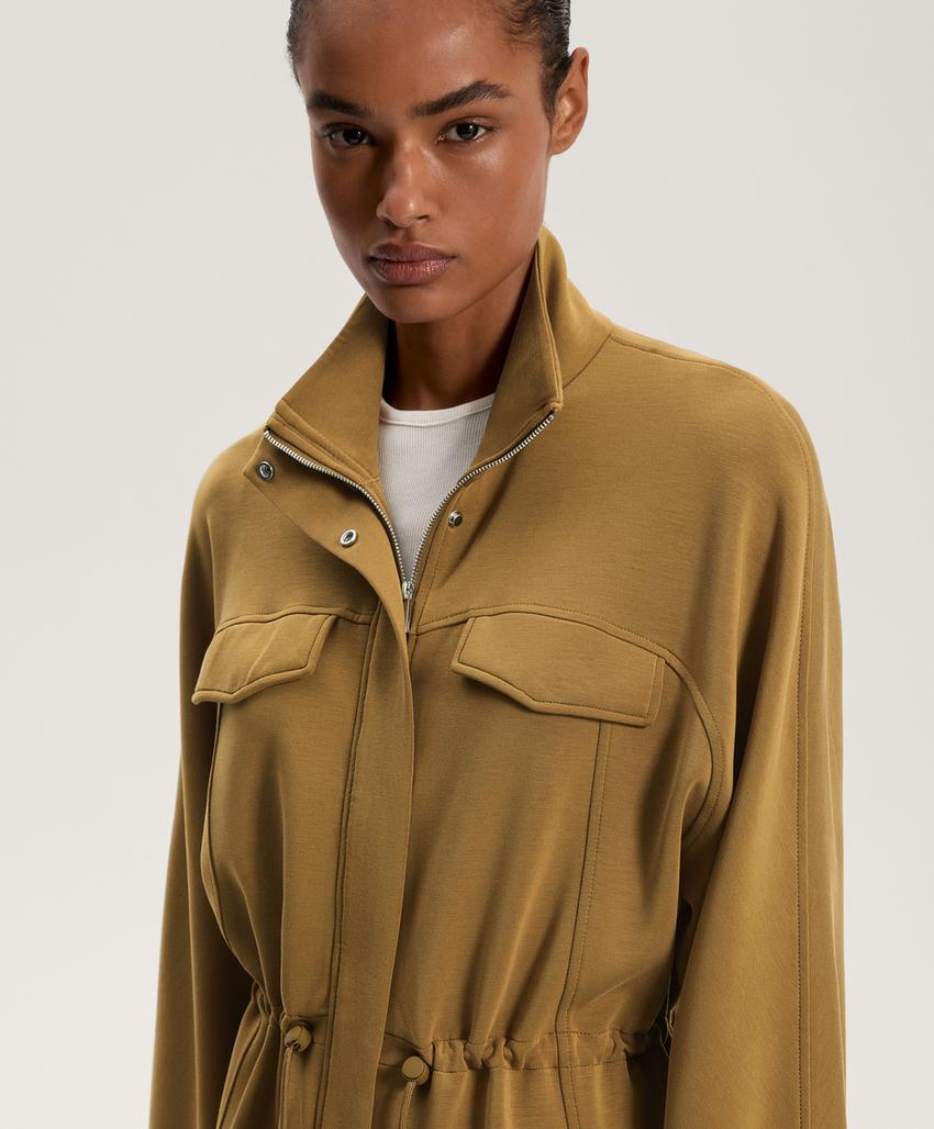 Куртка с карманами и регулируемым поясом из мягкой ткани с модалом