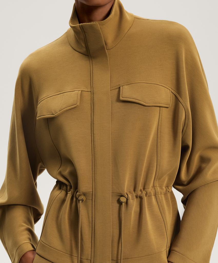 Куртка с карманами и регулируемым поясом из мягкой ткани с модалом