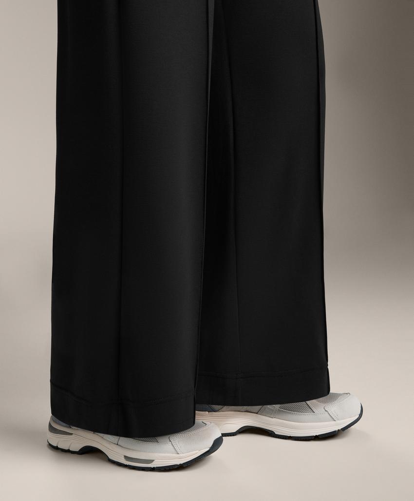 Прямые брюки из мягкого модала с линией складки