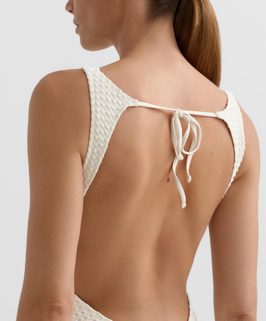 Купальник с галстуком на шее и вязаным узором в виде пузырьков