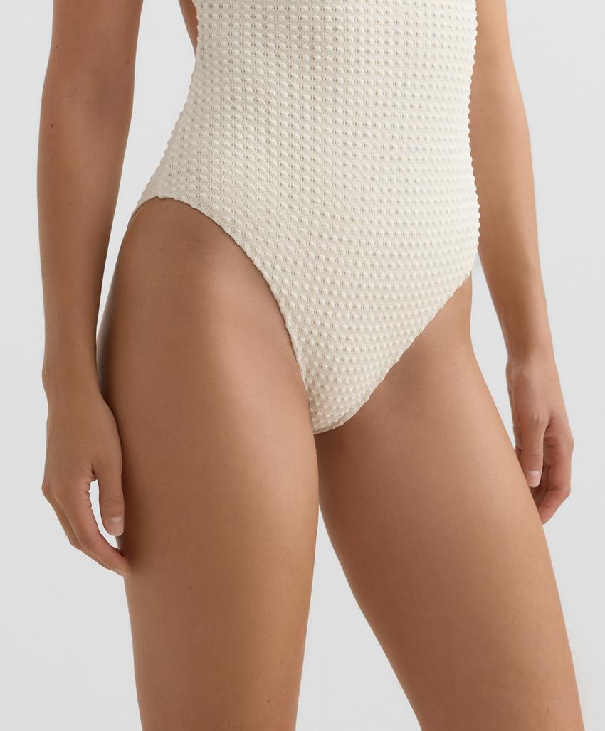 Купальник с галстуком на шее и вязаным узором в виде пузырьков