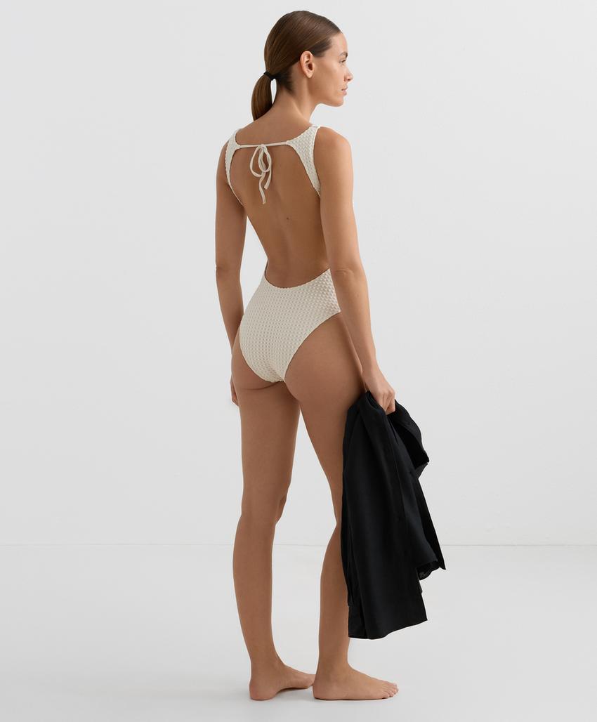 Купальник с галстуком на шее и вязаным узором в виде пузырьков