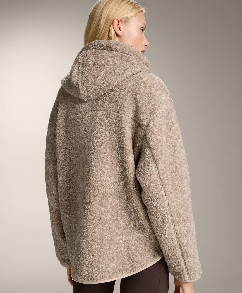 Полушубок с капюшоном из искусственного меха