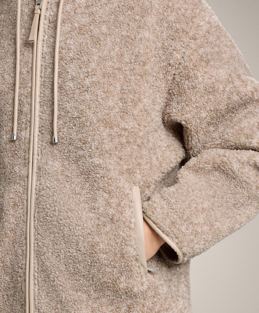 Полушубок с капюшоном из искусственного меха