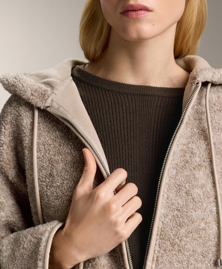 Полушубок с капюшоном из искусственного меха