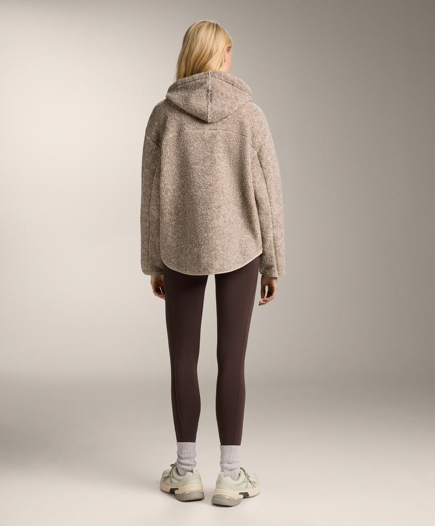 Полушубок с капюшоном из искусственного меха