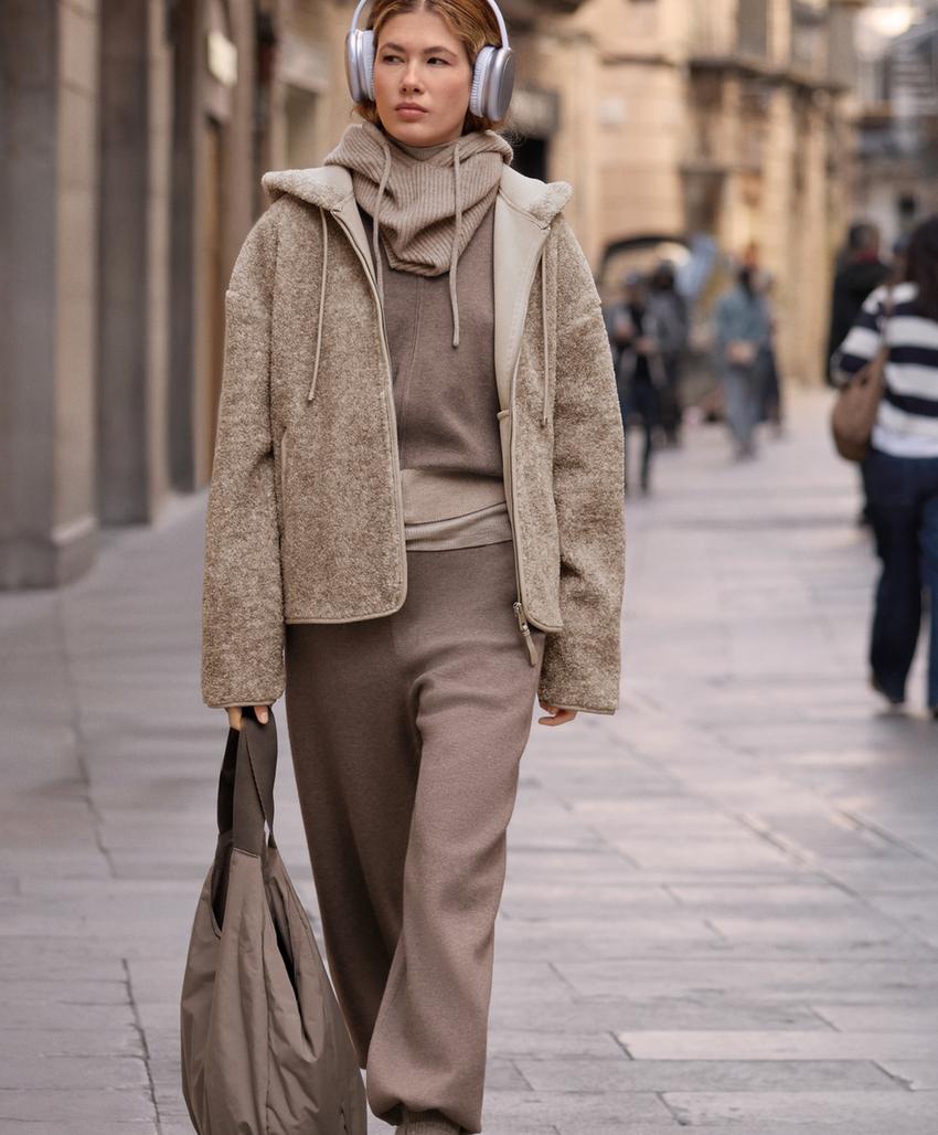 Полушубок с капюшоном из искусственного меха