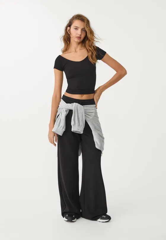 Футболка в рубчик с V-образным вырезом