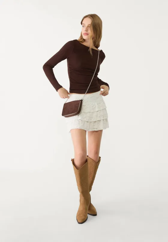 Юбка-шорты из струящейся ткани с отделкой кружевом