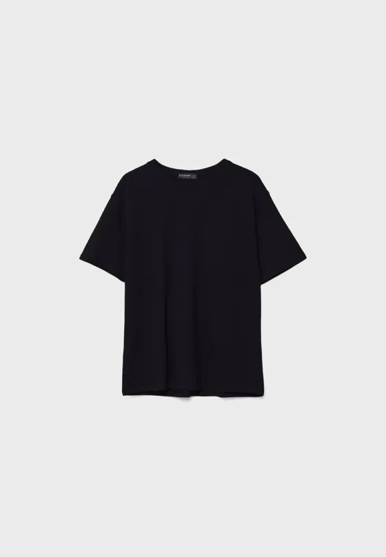 Базовая футболка геометрического кроя из плотной ткани