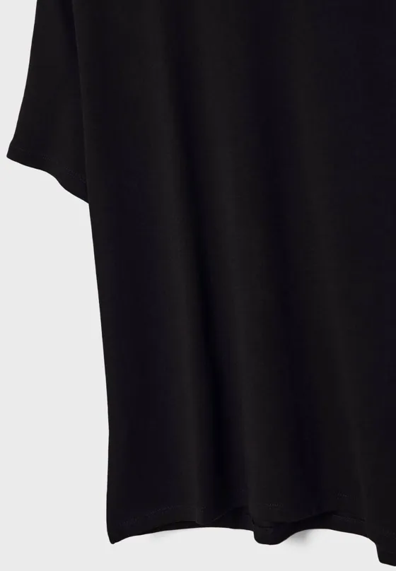 Базовая футболка геометрического кроя из плотной ткани