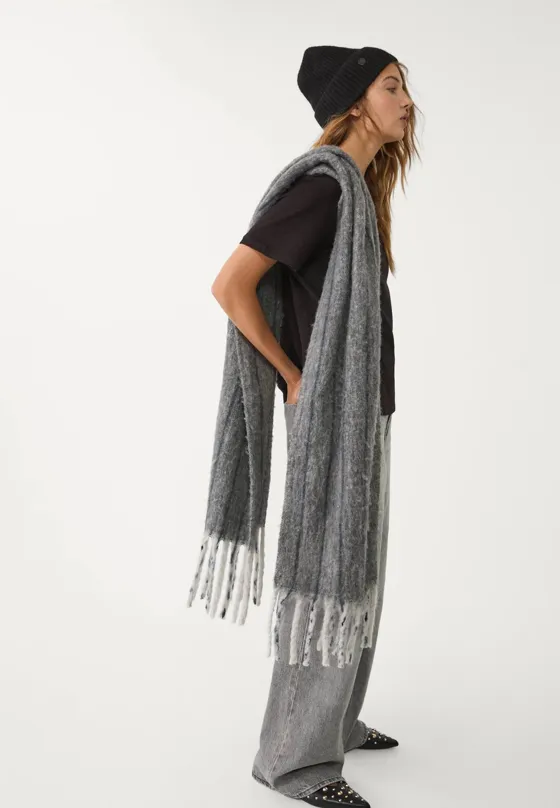 Базовая футболка геометрического кроя из плотной ткани