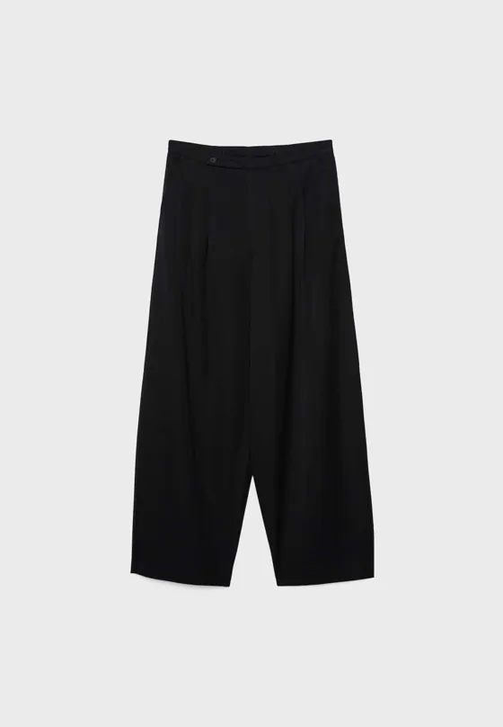 Брюки-бананы в строгом стиле