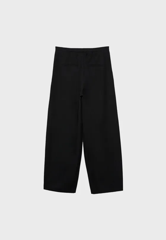 Брюки-бананы в строгом стиле