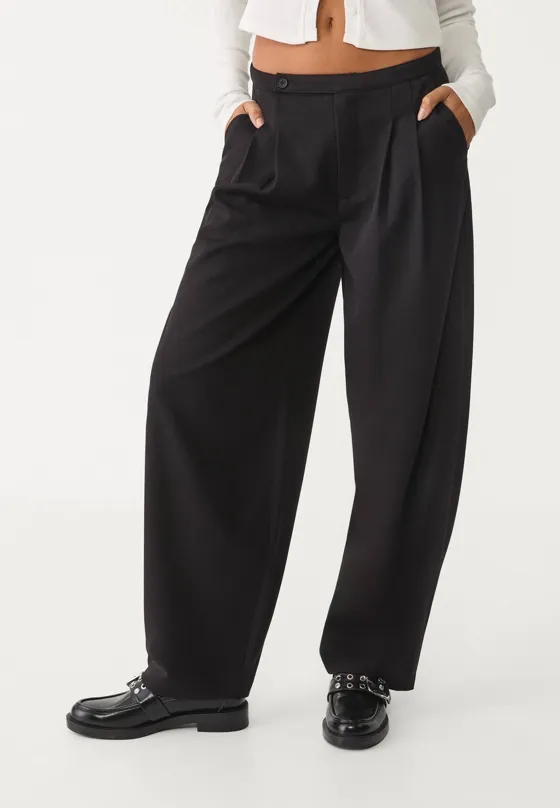 Брюки-бананы в строгом стиле