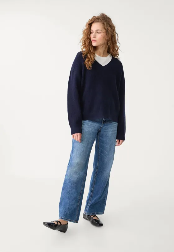 Свитер из фетра с V-образным вырезом