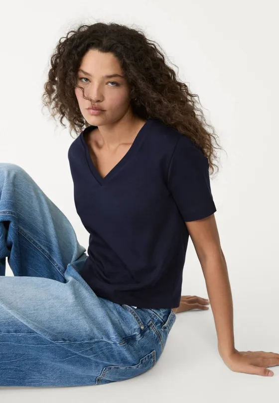 Базовая футболка классического кроя из плотной ткани