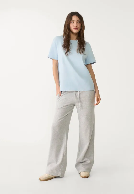 Базовая футболка геометрического кроя из плотной ткани