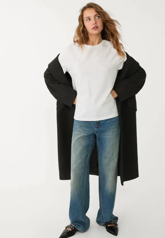 Базовая футболка геометрического кроя из плотной ткани