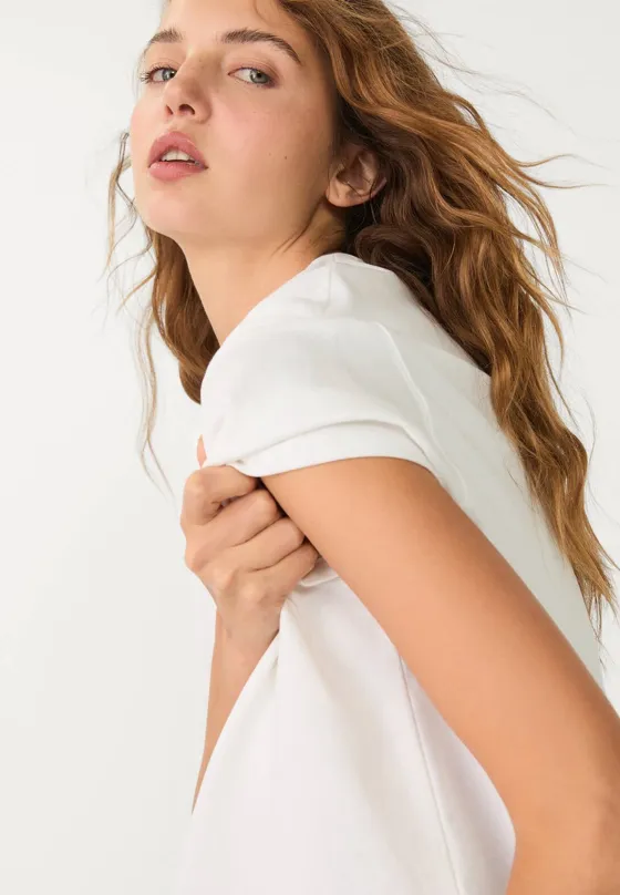 Базовая футболка геометрического кроя из плотной ткани