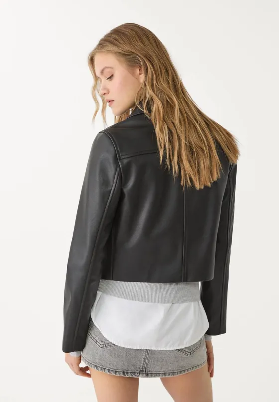 Короткая куртка из искусственной кожи с пуговицами