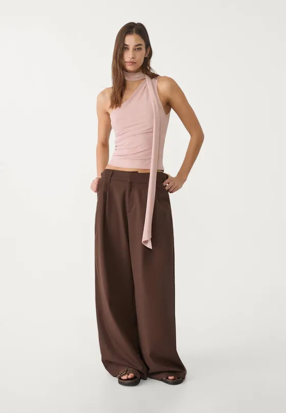 Топ из полупрозрачной ткани асимметричного кроя с шарфом