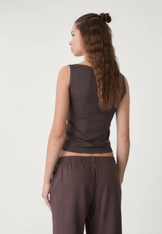 Футболка с вырезом “лодочка” без рукавов