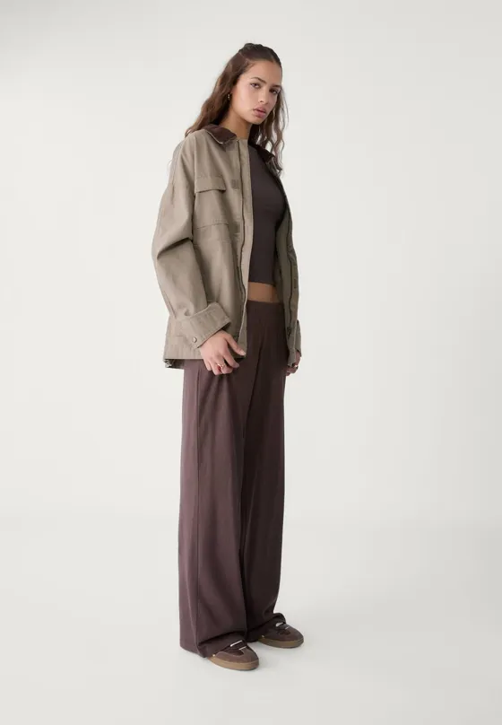 Футболка с вырезом “лодочка” без рукавов