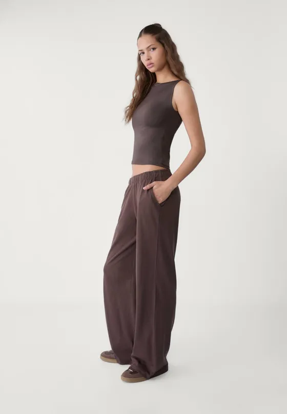 Футболка с вырезом “лодочка” без рукавов