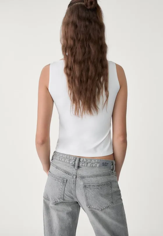 Футболка с вырезом “лодочка” без рукавов