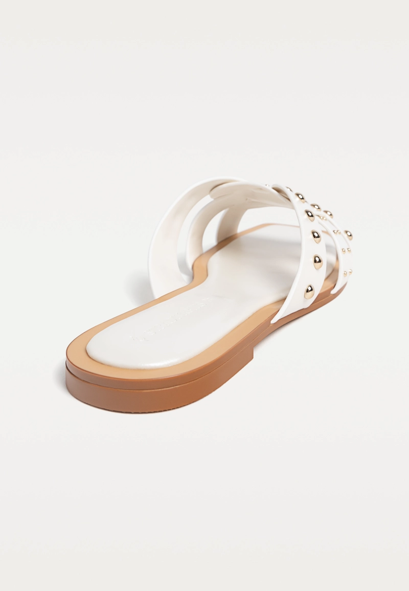 Сандалии на плоской подошве с заклепками