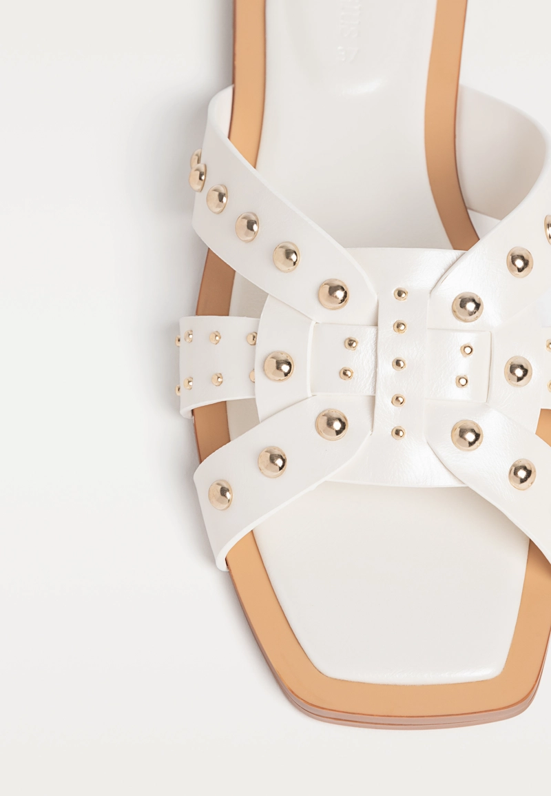 Сандалии на плоской подошве с заклепками