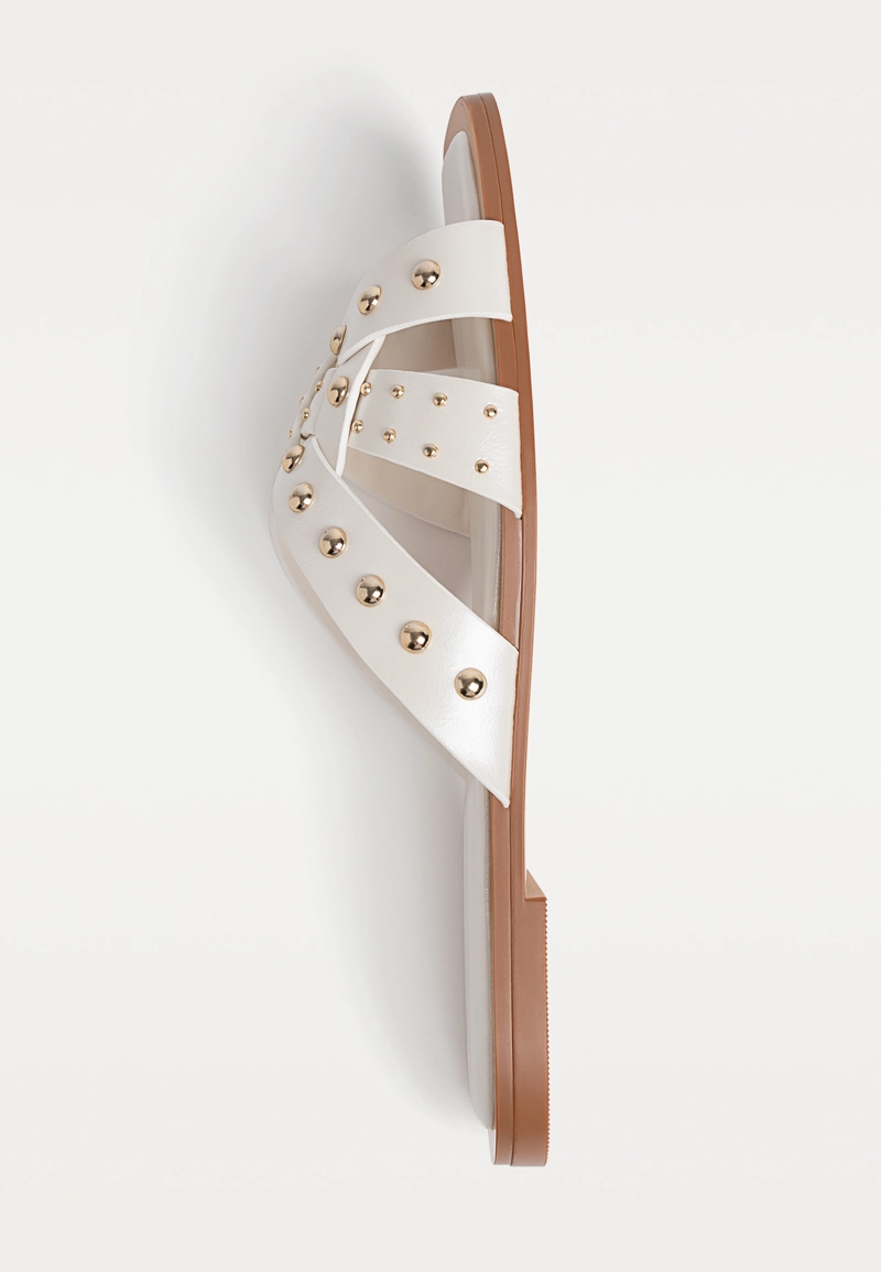 Сандалии на плоской подошве с заклепками