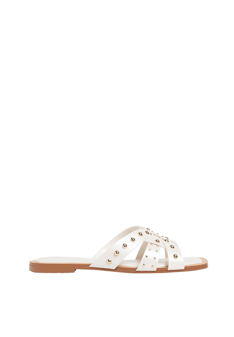 Сандалии на плоской подошве с заклепками