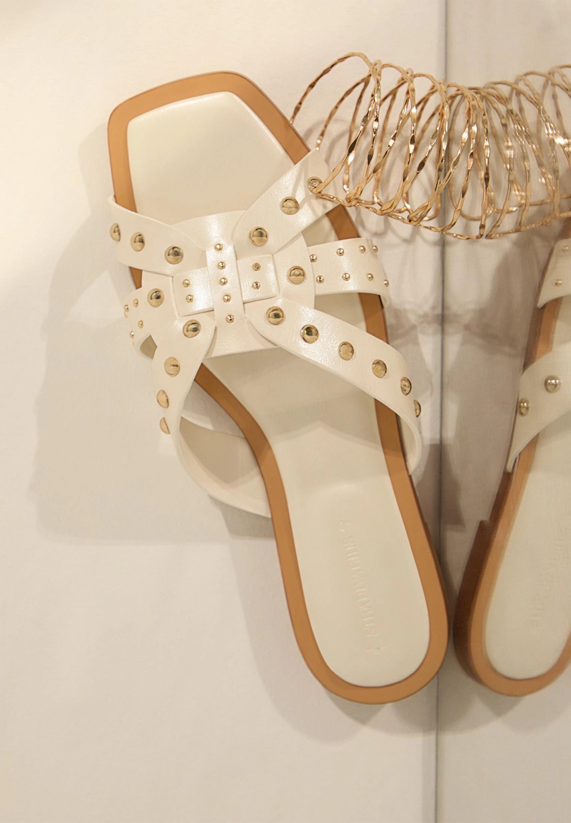 Сандалии на плоской подошве с заклепками