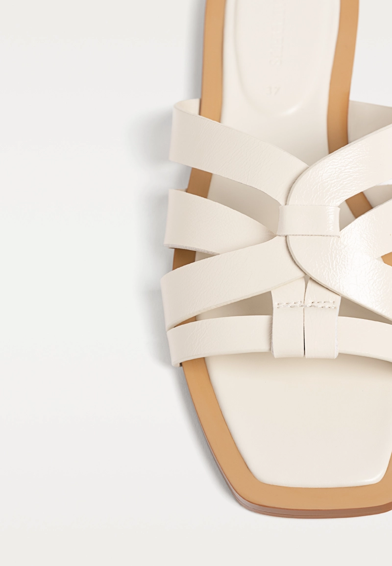 Сандалии на плоской подошве с ремешками