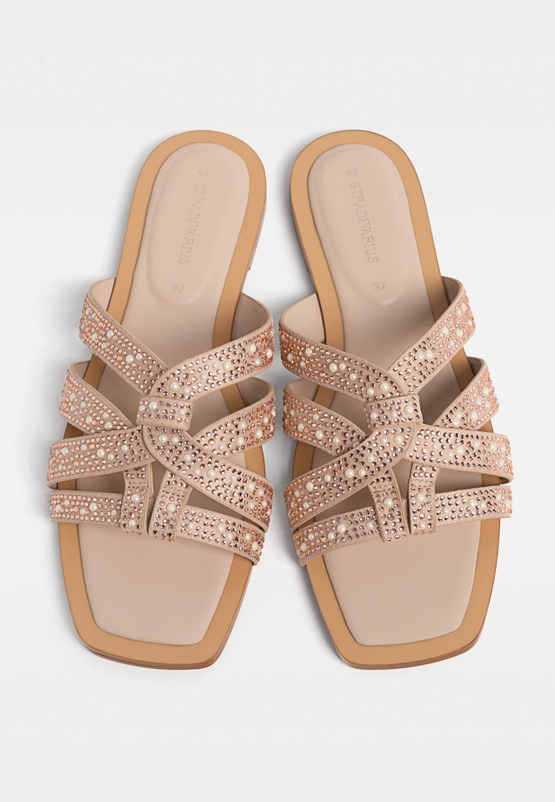 Сандалии с отделкой стразами