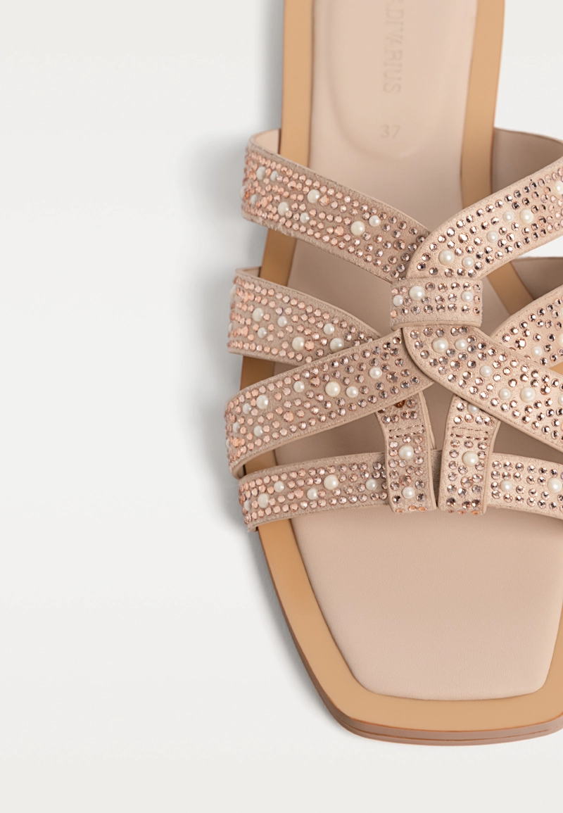 Сандалии с отделкой стразами