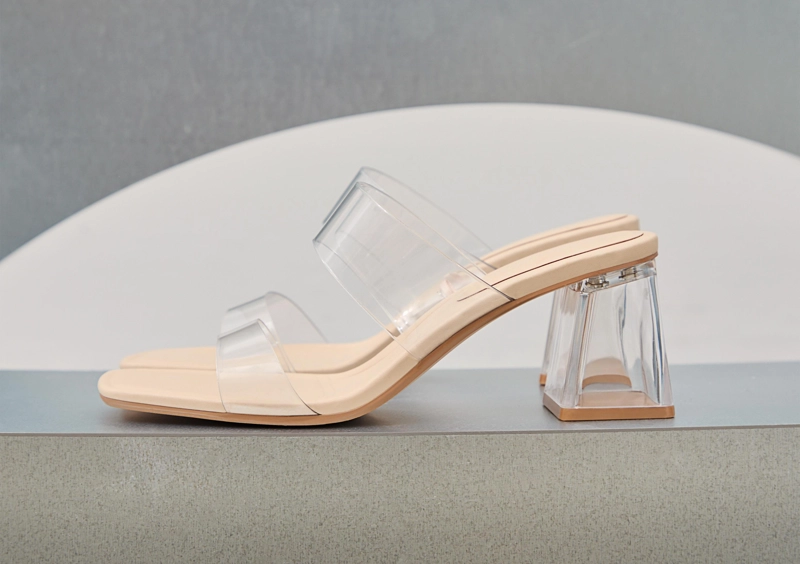 Виниловые босоножки на широком каблуке