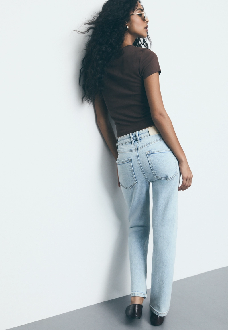 Джинсы облегающего кроя