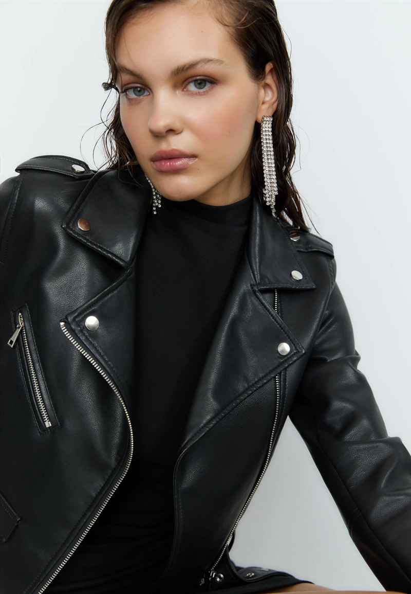 Куртка в байкерском стиле из искусственной кожи с ремнем