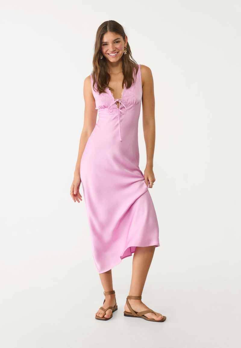 Атласное платье миди с кружевом