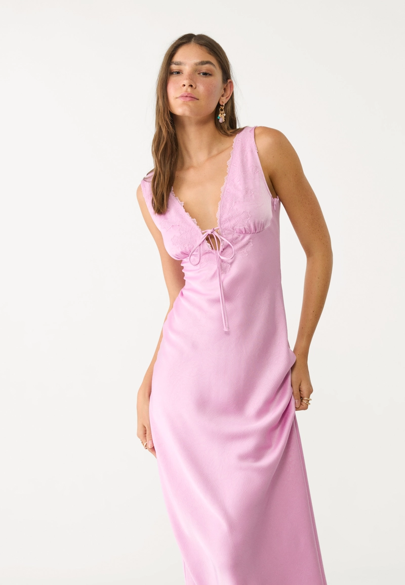 Атласное платье миди с кружевом