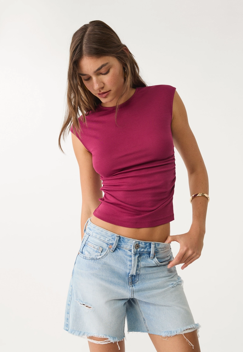 Базовая футболка облегающего кроя со сборками