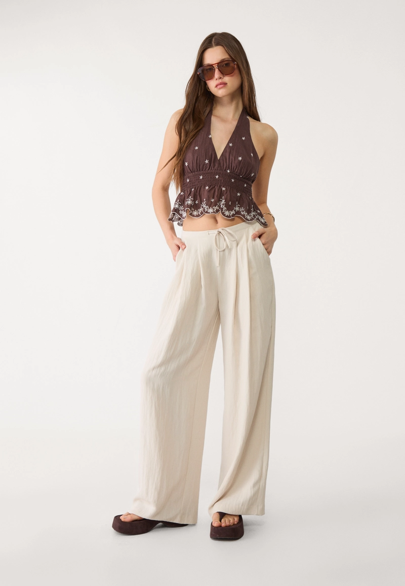 Топ с горловиной халтер и контрастной вышивкой