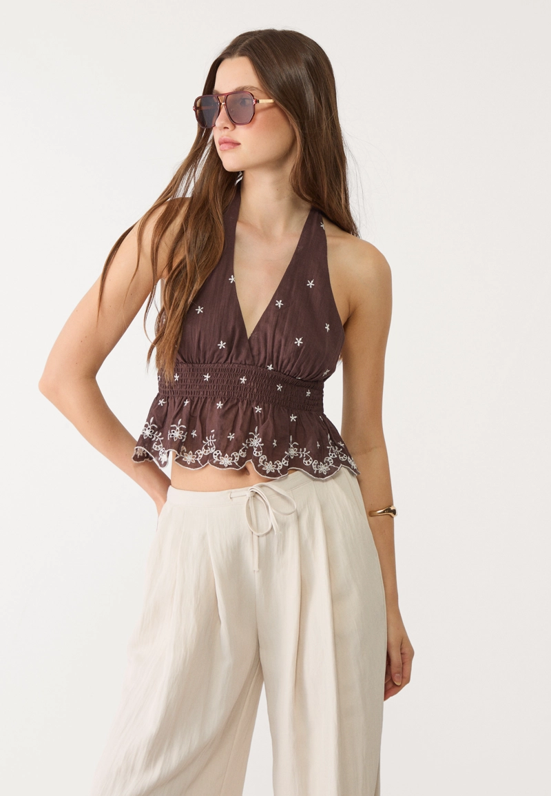Топ с горловиной халтер и контрастной вышивкой