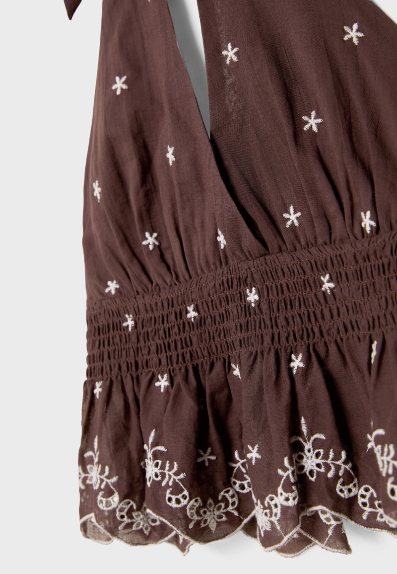 Топ с горловиной халтер и контрастной вышивкой