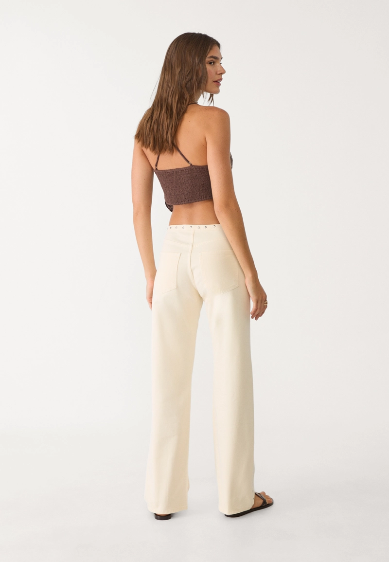 Джинсы прямого кроя с заклепками на поясе