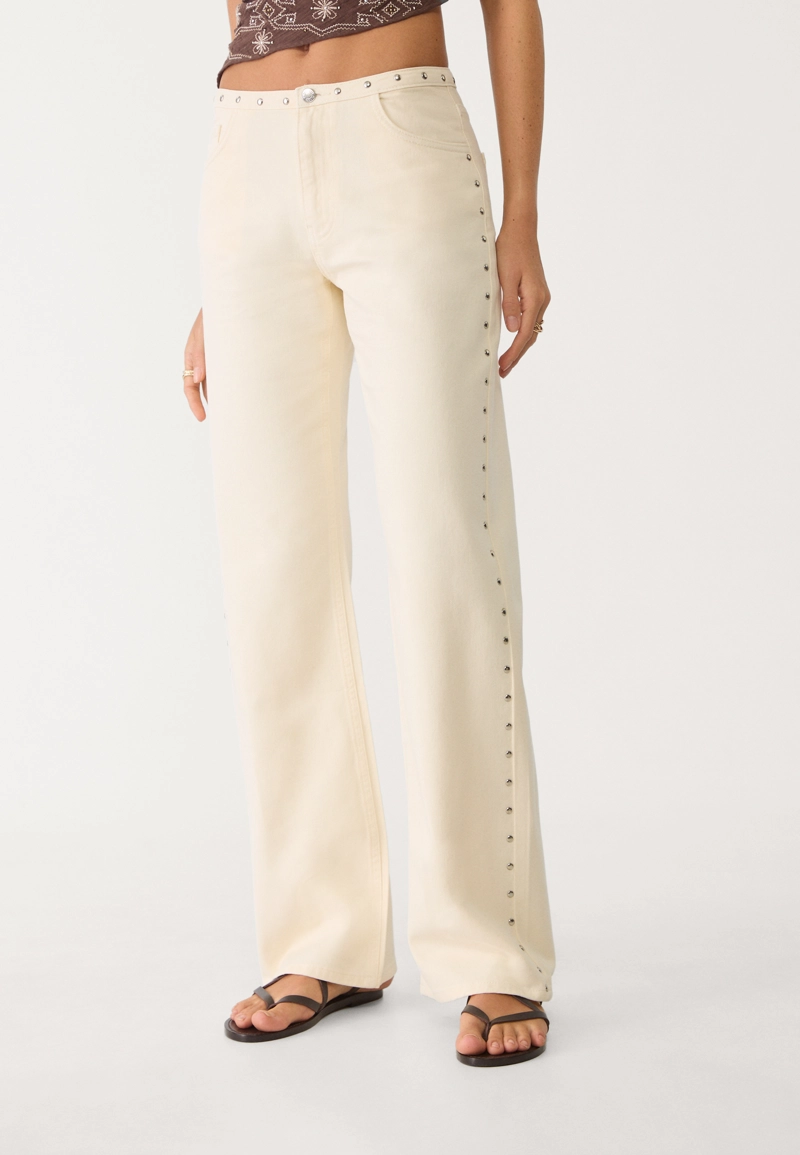 Джинсы прямого кроя с заклепками на поясе